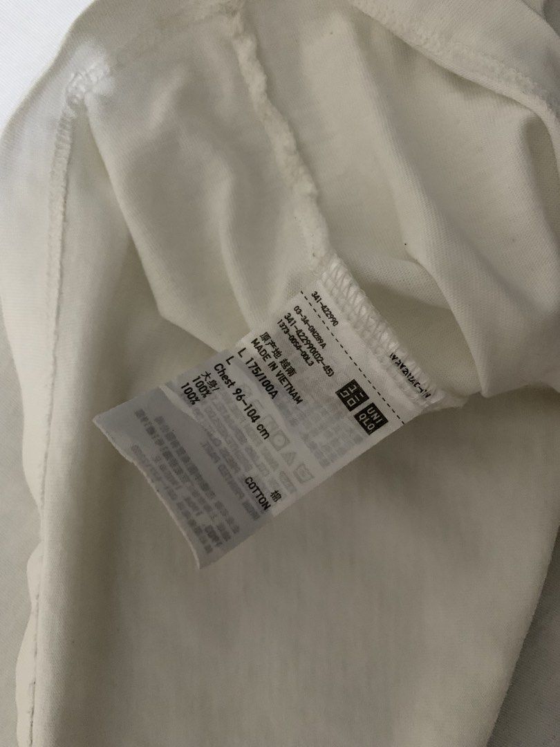 Uniqlo Supima White L (Category: Tshirts & Polo Shirts ) located in Manila. Submitted by deehumphrey (Listing ID 1467213126, Image 3). Description: Uniqlo Supima Shirt Size L on tag .