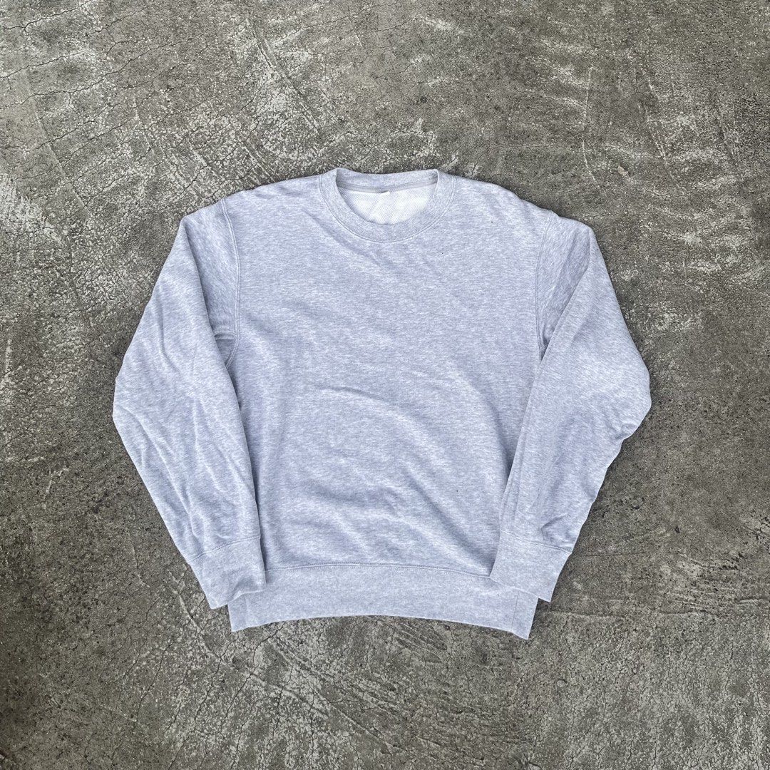 uniqlo sweater (Category: Hoodies) located in Manila. Submitted by rmrkkkk (Listing ID 1467300562, Image 1). Description: .
