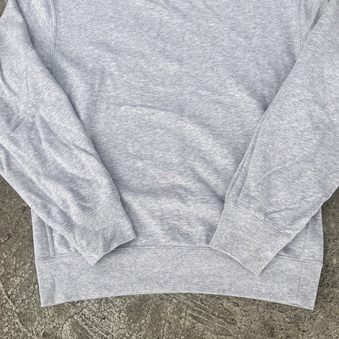 uniqlo sweater (Category: Hoodies) located in Manila. Submitted by rmrkkkk (Listing ID 1467300562, Image 3). Description: .
