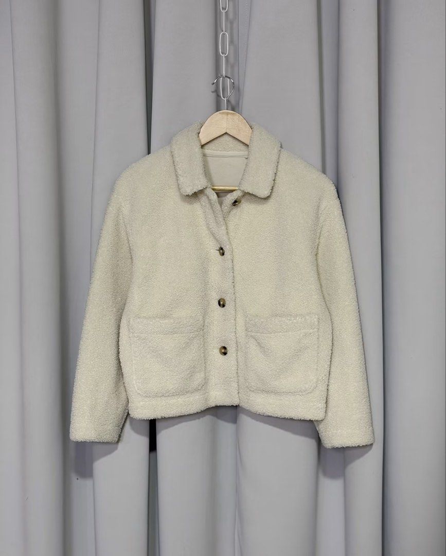 UNIQLO Teddy Jacket Medium (Category: Coats, Jackets and Outerwear) located in Cabanatuan. Submitted by pixiecollections (Listing ID 1467262059, Image 3). Description: Medium Teddy Jacket from UNIQLO .