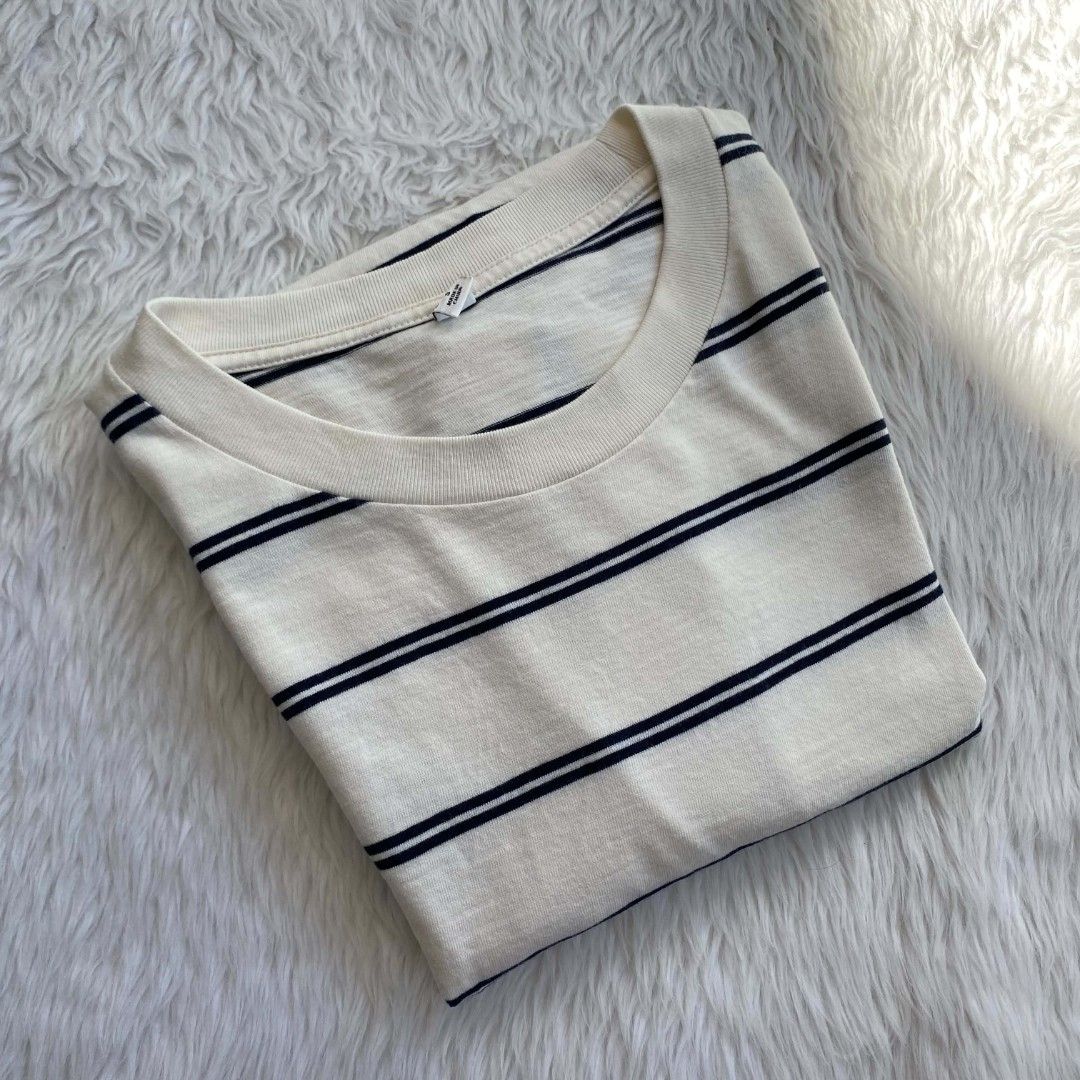 Uniqlo tee (Category: Tshirts & Polo Shirts ) located in Laoag. Submitted by eleacurations (Listing ID 1467247945, Image 3). Description: Uniklo tee Small on tag keri to Medium men ₱180 Mine now pay now📍.