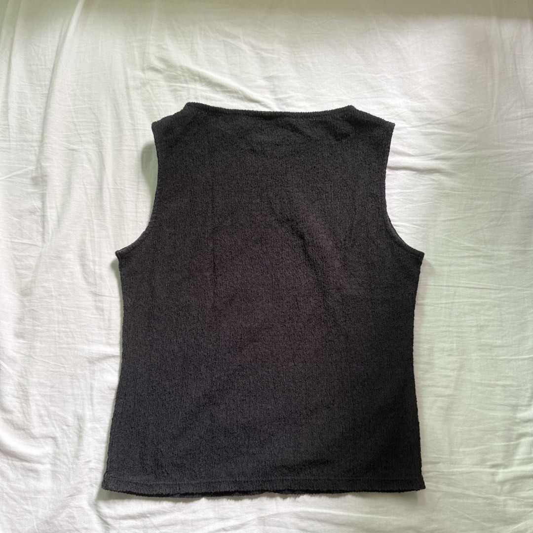 Uniqlo Top (Category: Sleeveless) located in Manila. Submitted by shesells3ashells (Listing ID 1467247818, Image 3). Description: .