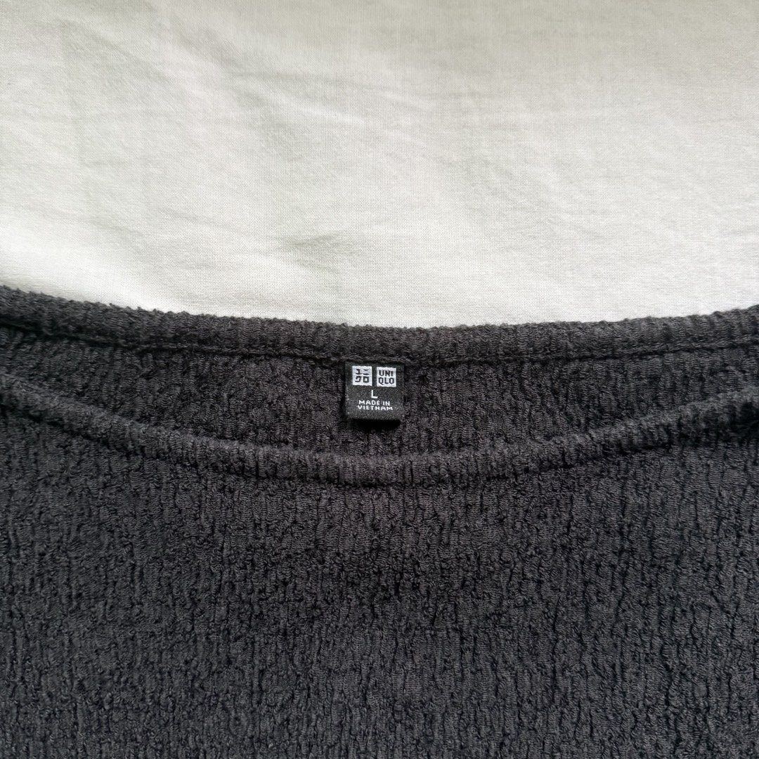 Uniqlo Top (Category: Sleeveless) located in Manila. Submitted by shesells3ashells (Listing ID 1467247818, Image 2). Description: .