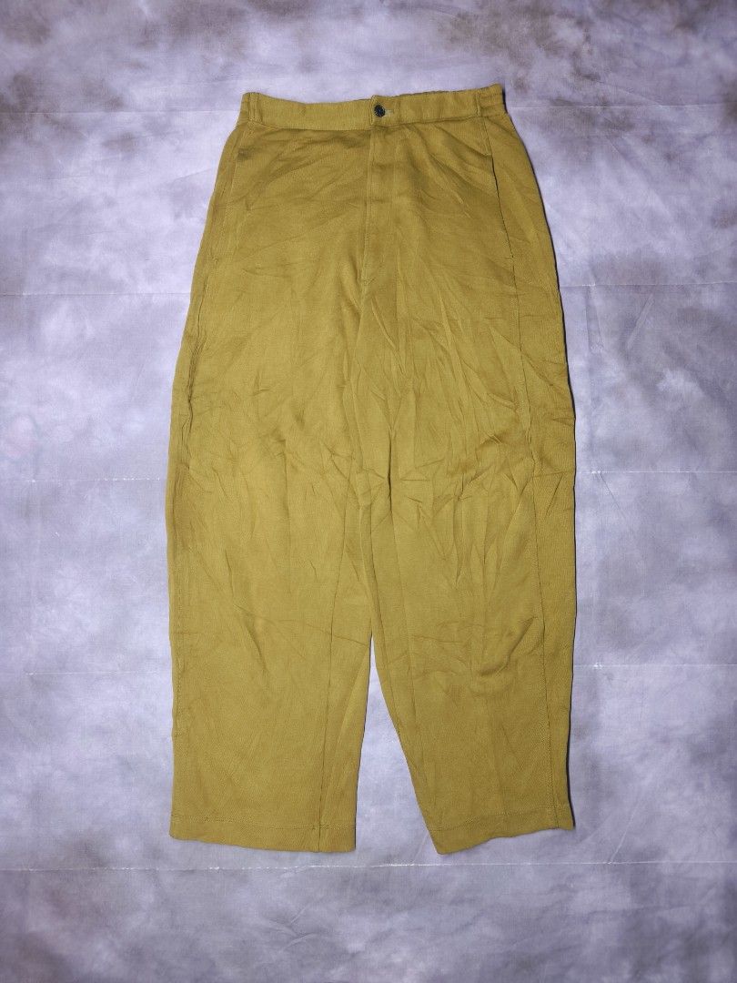 Uniqlo U barrel sweat pants (Category: Chinos) located in San Jose. Submitted by dripdropph22 (Listing ID 1467239215, Image 1). Description: Uniqlo U wide fit curve pants 420 + sf Issue: small scratch No lace Unli vouche Unli VC.