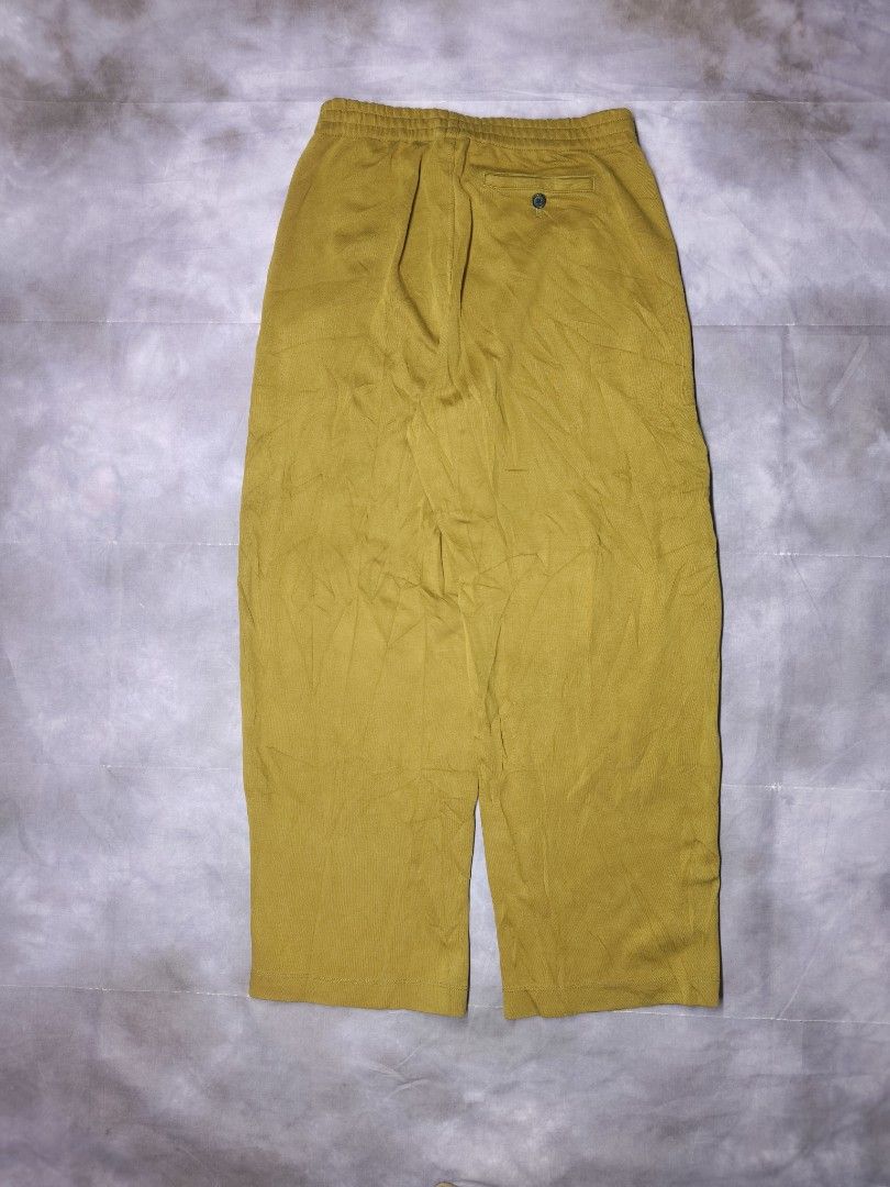 Uniqlo U barrel sweat pants (Category: Chinos) located in San Jose. Submitted by dripdropph22 (Listing ID 1467239215, Image 3). Description: Uniqlo U wide fit curve pants 420 + sf Issue: small scratch No lace Unli vouche Unli VC.