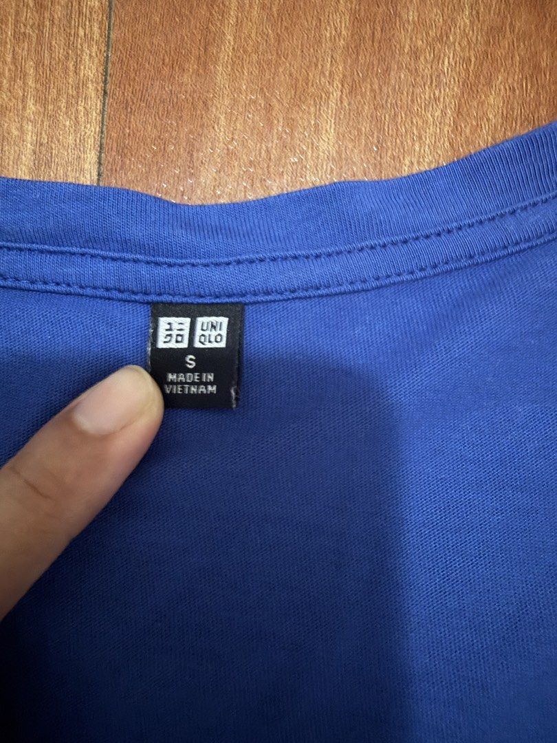 Uniqlo V Neck Shirt (Category: Shirts) located in Quezon City. Submitted by krtstn (Listing ID 1467206136, Image 2). Description: Royal Blue.
