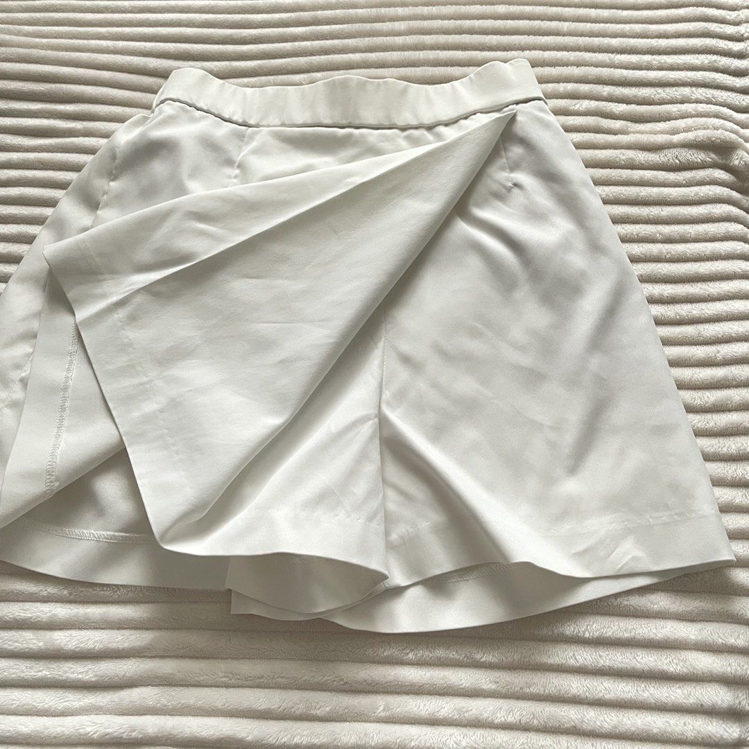 Uniqlo White Wrap Skort Size S (Category: Skirts) located in Muntinlupa City. Submitted by sza1123 (Listing ID 1467231520, Image 2). Description: - Brand: Uniqlo - Item: Wrap Skort - Color: White - Size: S (Fits Waist: 60-66cm, Hips: 85-91cm) - Material: 100% Polyester - Details: Clean look with a comfortable elastic waistband at the back - Versatile: Super easy to match with any daily top!.