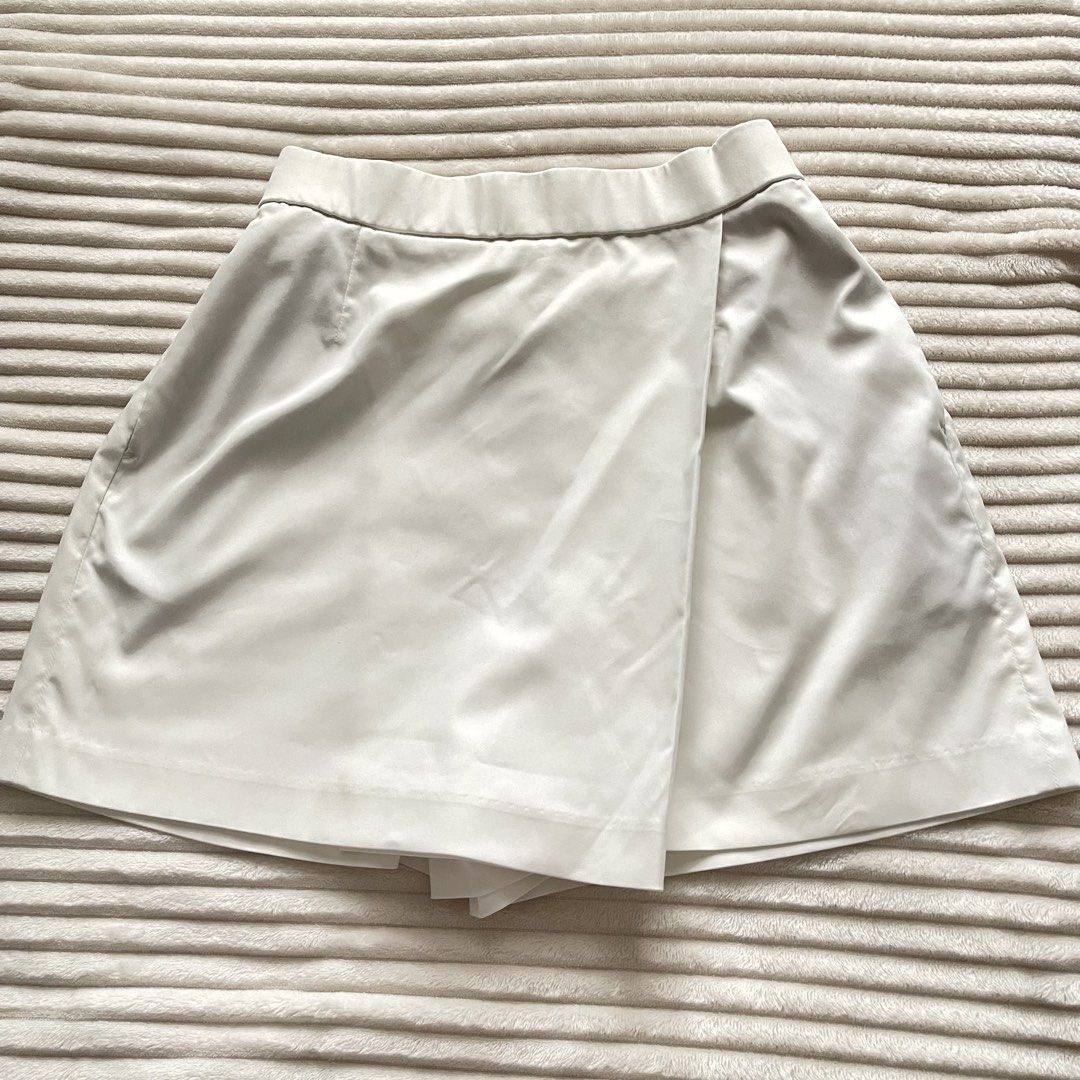 Uniqlo White Wrap Skort Size S (Category: Skirts) located in Muntinlupa City. Submitted by sza1123 (Listing ID 1467231520, Image 1). Description: - Brand: Uniqlo - Item: Wrap Skort - Color: White - Size: S (Fits Waist: 60-66cm, Hips: 85-91cm) - Material: 100% Polyester - Details: Clean look with a comfortable elastic waistband at the back - Versatile: Super easy to match with any daily top!.