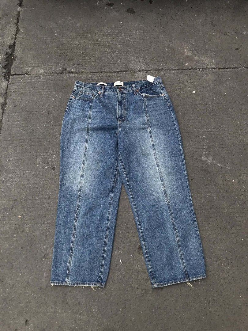 Universal thread pants (Category: Jeans) located in Manila. Submitted by thriftnicarl.3 (Listing ID 1467323781, Image 2). Description: waist - 36 length - 39 thigh - 14 leg opening - 8.7 price - 399 Free via jnt.