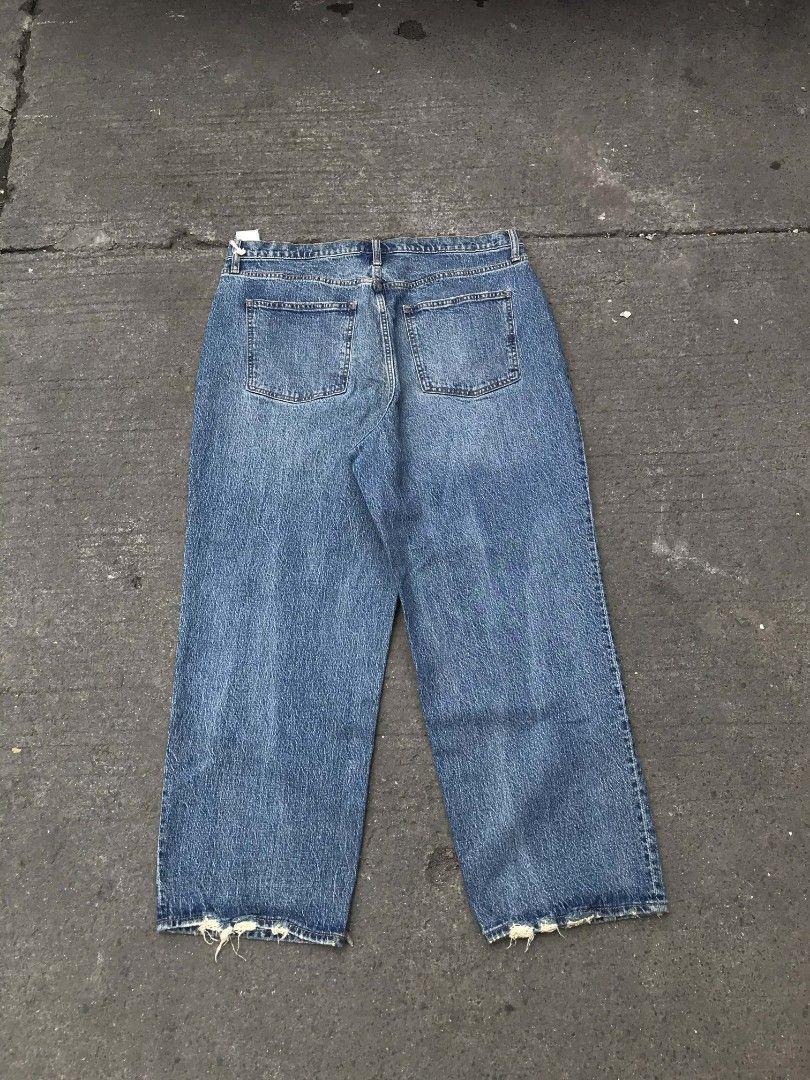 Universal thread pants (Category: Jeans) located in Manila. Submitted by thriftnicarl.3 (Listing ID 1467323781, Image 1). Description: waist - 36 length - 39 thigh - 14 leg opening - 8.7 price - 399 Free via jnt.