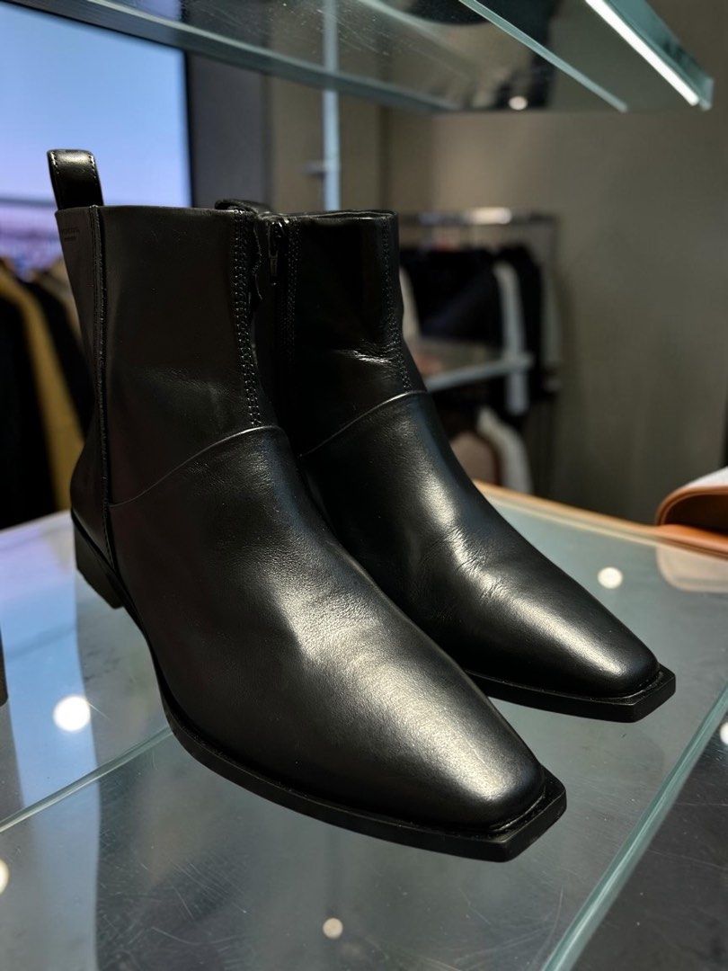 Vagabond Shoemakers (Category: Boots) located in Caloocan City. Submitted by marcapina2211 (Listing ID 1467309260, Image 3). Description: Vagabond Shoemakers Ally Chelsea Boots Black - Women’s Ankle Boots Size 7 Size: 7US 23.6CM 🏷️Price: ₱1,500 Issue: Minimal Dents and Creases Excellent condition 📍North Caloocan.