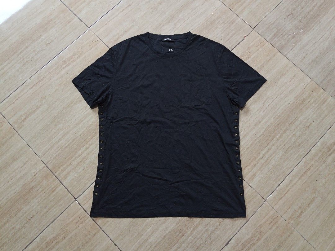 Valentino (Category: Activewear) located in Glan. Submitted by cpaharodde48008 (Listing ID 1467234690, Image 3). Description: Valentino Men's Rockstud Tshirt Like new condition Size XL Width - 23 x Length - 29.5 Color rate 9.9/10 1499 freeship only Dm.
