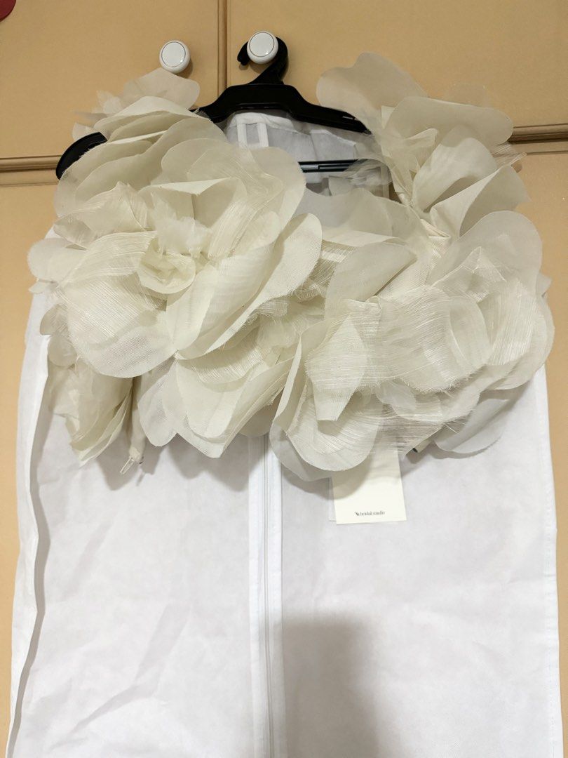 Vania Romoff Bridal Marta Top (Category: Sleeveless) located in Quezon City. Submitted by fabulousdesignerfinds (Listing ID 1467212978, Image 1). Description: Complete with hanger, tags and garment bag. And paper bag. Limited Edition. Size LARGE already sold out and no restocks of this specific Marta Top. Please be advised that I don’t do refunds so please check the uploaded details regarding the size of the garment which are posted on the images