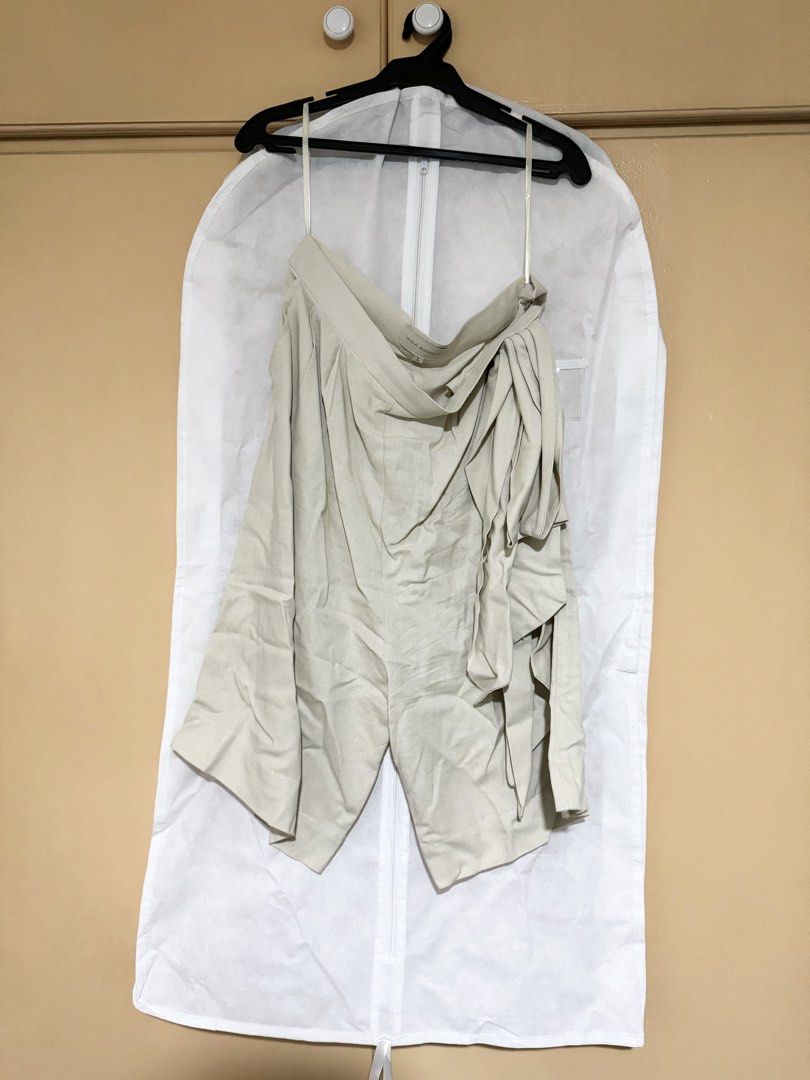 Vania Romoff Lila Short Oat Large (Category: Shorts) located in Quezon City. Submitted by fabulousdesignerfinds (Listing ID 1467209658, Image 1). Description: Complete with hanger, tags, garment bag and paper bag. The LILA SHORTS in OAT LINEN VISCOSE from Vania Romoff. Size LARGE already sold out and no restocks of this specific LILA SHORTS in the color OAT and in the fabric LINEN VISCOSE. Please be advised that I don’t do refunds so please check