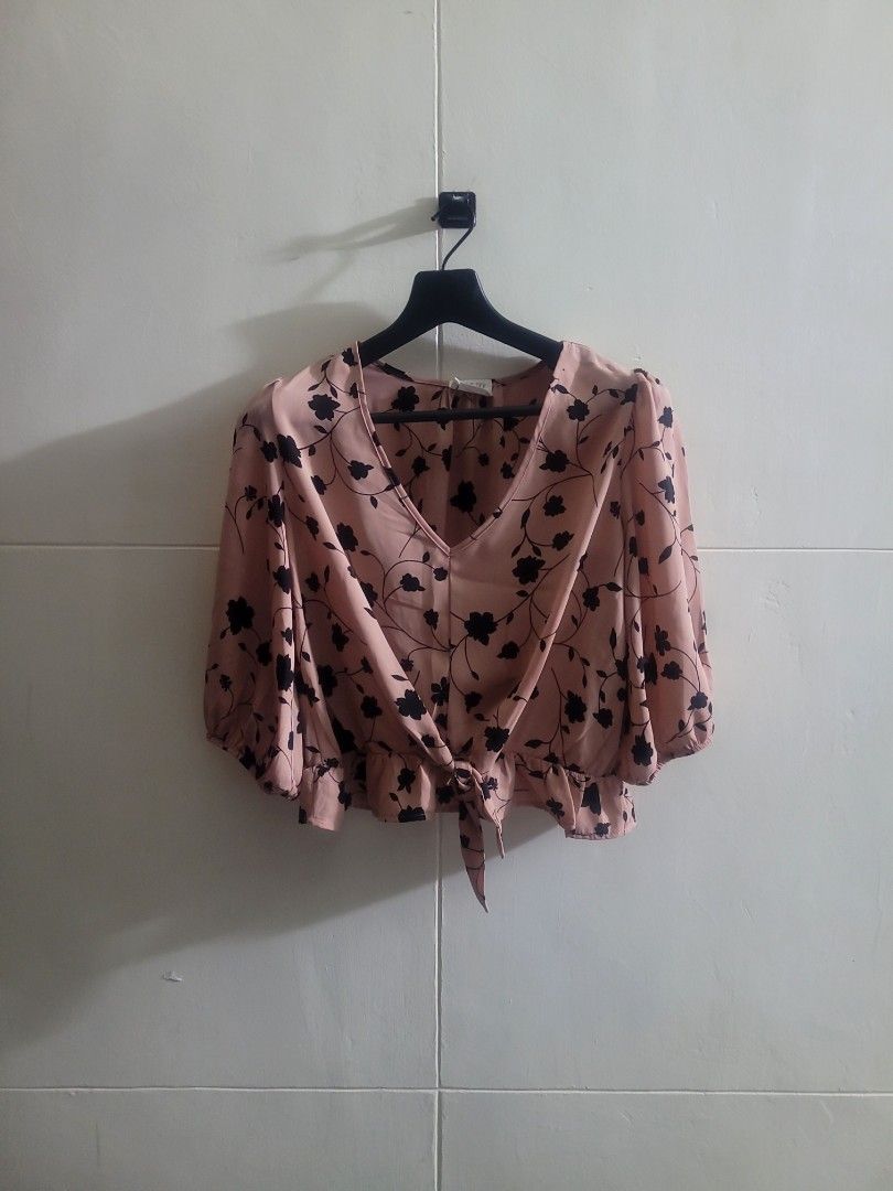 Vanilla Sky US Top (Category: Blouses) located in Los Banos. Submitted by lopecruz (Listing ID 1467300296, Image 1). Description: armpit : 22" length : 19" like new, no flaws M-L.