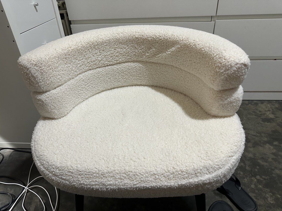 Vanity Chair (Category: Chairs) located in Pasig City. Submitted by impulsivebuyer58 (Listing ID 1467181297, Image 1). Description: Used as a vanity chair Good as new Rfs: upgraded to a chair w swivel .