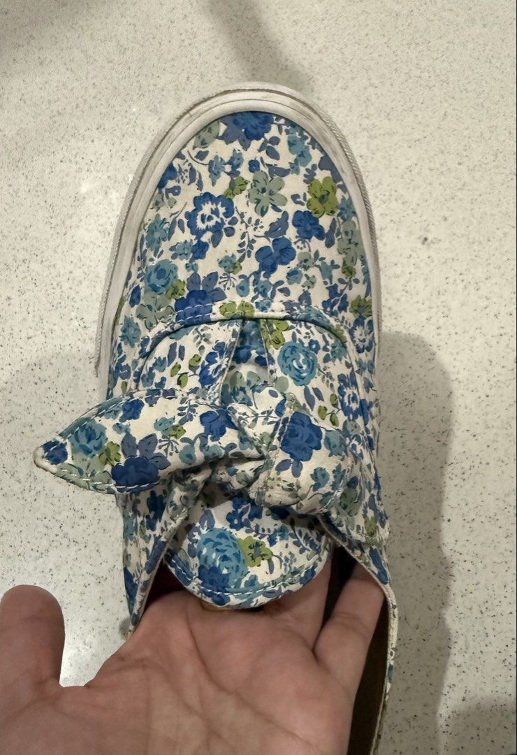 Vans Authentic Knotted Ditsy Floral -PRELOVED- (Category: Sneakers) located in Quezon City. Submitted by andanel16 (Listing ID 1467216864, Image 2). Description: Vans Authentic Knotted Ditsy Floral Used 2x From USA (padala) US Men 8 US Women 9.5 RFS: Declutter/ not using anymore With minor stain due to storage (see photo) No box included These are preloved/declutter items, so please manage your expectations. Minor signs of use may be present due 