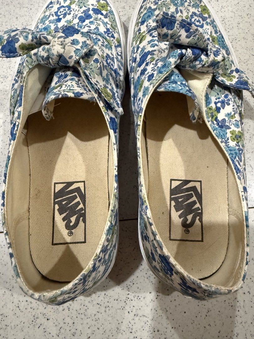 Vans Authentic Knotted Ditsy Floral -PRELOVED- (Category: Sneakers) located in Quezon City. Submitted by andanel16 (Listing ID 1467216864, Image 3). Description: Vans Authentic Knotted Ditsy Floral Used 2x From USA (padala) US Men 8 US Women 9.5 RFS: Declutter/ not using anymore With minor stain due to storage (see photo) No box included These are preloved/declutter items, so please manage your expectations. Minor signs of use may be present due 