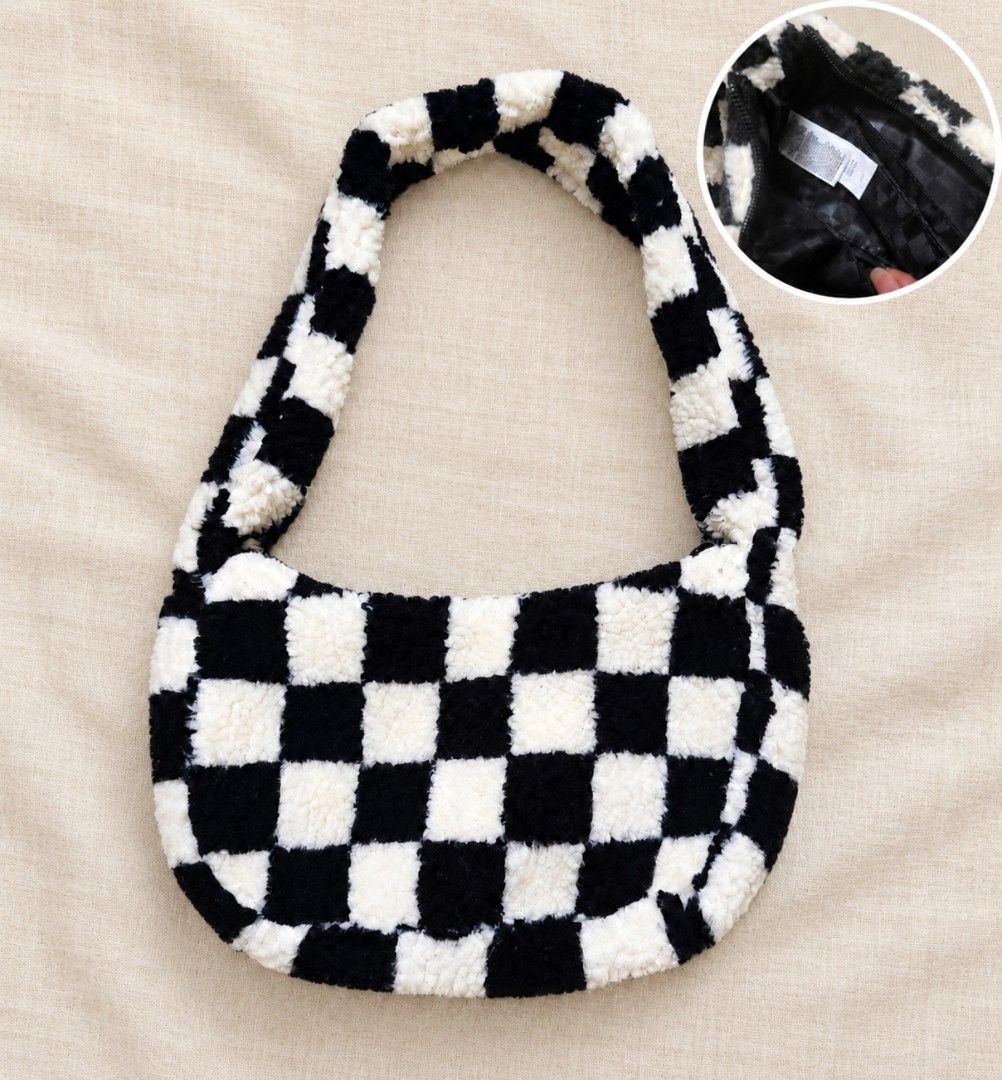 Vans Half Pipe Shoulder Bag Black/Marshmallow (Category: Shoulder Bags) located in Urdaneta. Submitted by tannies-trift (Listing ID 1467187702, Image 1). Description: Vans Half Pipe Shoulder Bag Black/Marshmallow 1ST TO PAY BASIS + SHIPPING FEE MOP: GCASH/BANK MOD: REGULAR JNT LOC.PANGASINAN.
