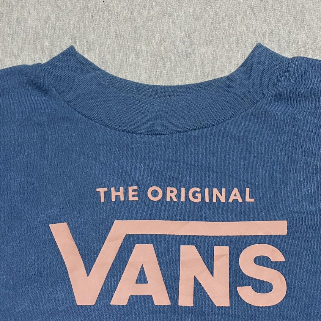 vans off the wall (Category: Longsleeves) located in Mabalacat. Submitted by stellargarments (Listing ID 1467308759, Image 2). Description: Length : 21 Width : 21 Condition : 9/10 super duper nice fitting ganda ng logos buong buo masikip pa ribbing complete all very comfy & smooth on skin need wash no major stain fresh from bale.