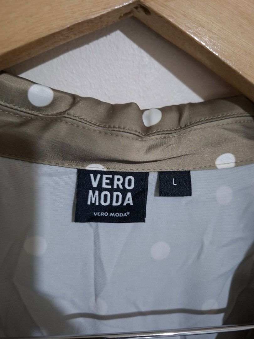 Vero moda polka dot romper L (Category: Rompers) located in Subic. Submitted by petitecorner22 (Listing ID 1467284115, Image 3). Description: silk/satin Polka dot olive is green side pockets pretty length 32 bust up to 40 waist 32 missing belt.