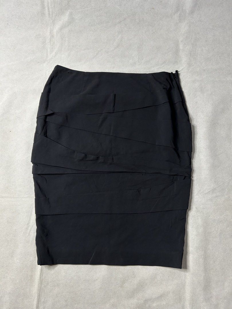 Versace Black Layered Mini Skirt (Category: Luxury Apparel) located in Iloilo. Submitted by noy_thrift (Listing ID 1467314841, Image 3). Description: Versace Black Layered Mini Skirt Size 44 Waistline 30-31 Length 19 Hem 32 Excellent Condition Need Wash .