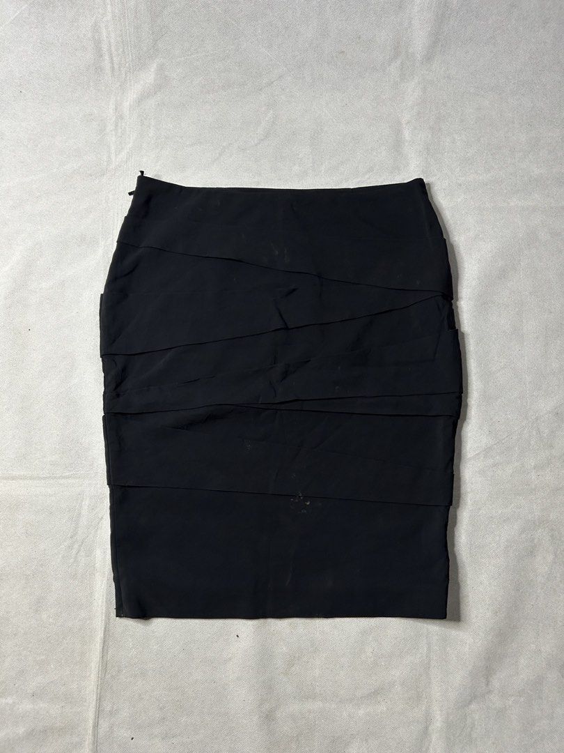 Versace Black Layered Mini Skirt (Category: Luxury Apparel) located in Iloilo. Submitted by noy_thrift (Listing ID 1467314841, Image 1). Description: Versace Black Layered Mini Skirt Size 44 Waistline 30-31 Length 19 Hem 32 Excellent Condition Need Wash .