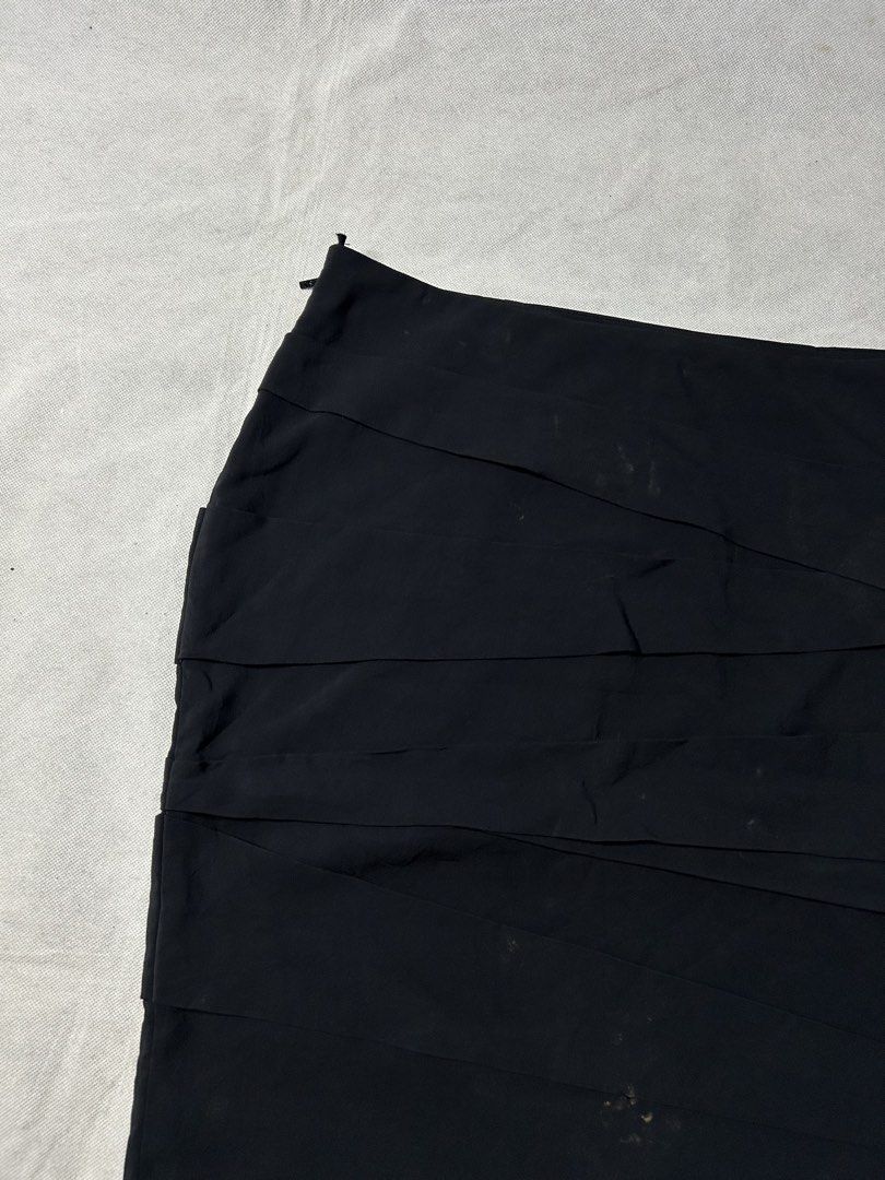 Versace Black Layered Mini Skirt (Category: Luxury Apparel) located in Iloilo. Submitted by noy_thrift (Listing ID 1467314841, Image 2). Description: Versace Black Layered Mini Skirt Size 44 Waistline 30-31 Length 19 Hem 32 Excellent Condition Need Wash .