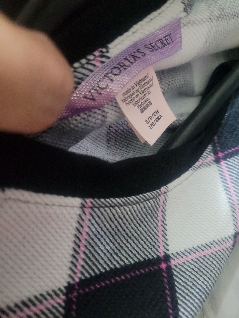 Victoria Secret Top (Category: Blouses) located in Los Banos. Submitted by lopecruz (Listing ID 1467302239, Image 3). Description: armpit : 19" length : 23" like new, no flaws S-M.
