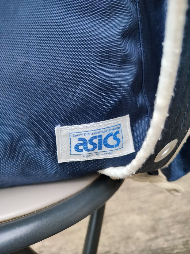 Vintage 1980's ASICS navy blue drawstring/Nylon Alphine backpack (Category: Backpacks) located in Valencia. Submitted by thriftpingniever (Listing ID 1467270716, Image 3). Description: Vintage 1980's ASICS navy blue drawstring/Nylon Alphine backpack featuring the classic "Sport, the universal language" tag Made in JAPAN. Length 20" Width 19" Drop offer 📩 DM me.