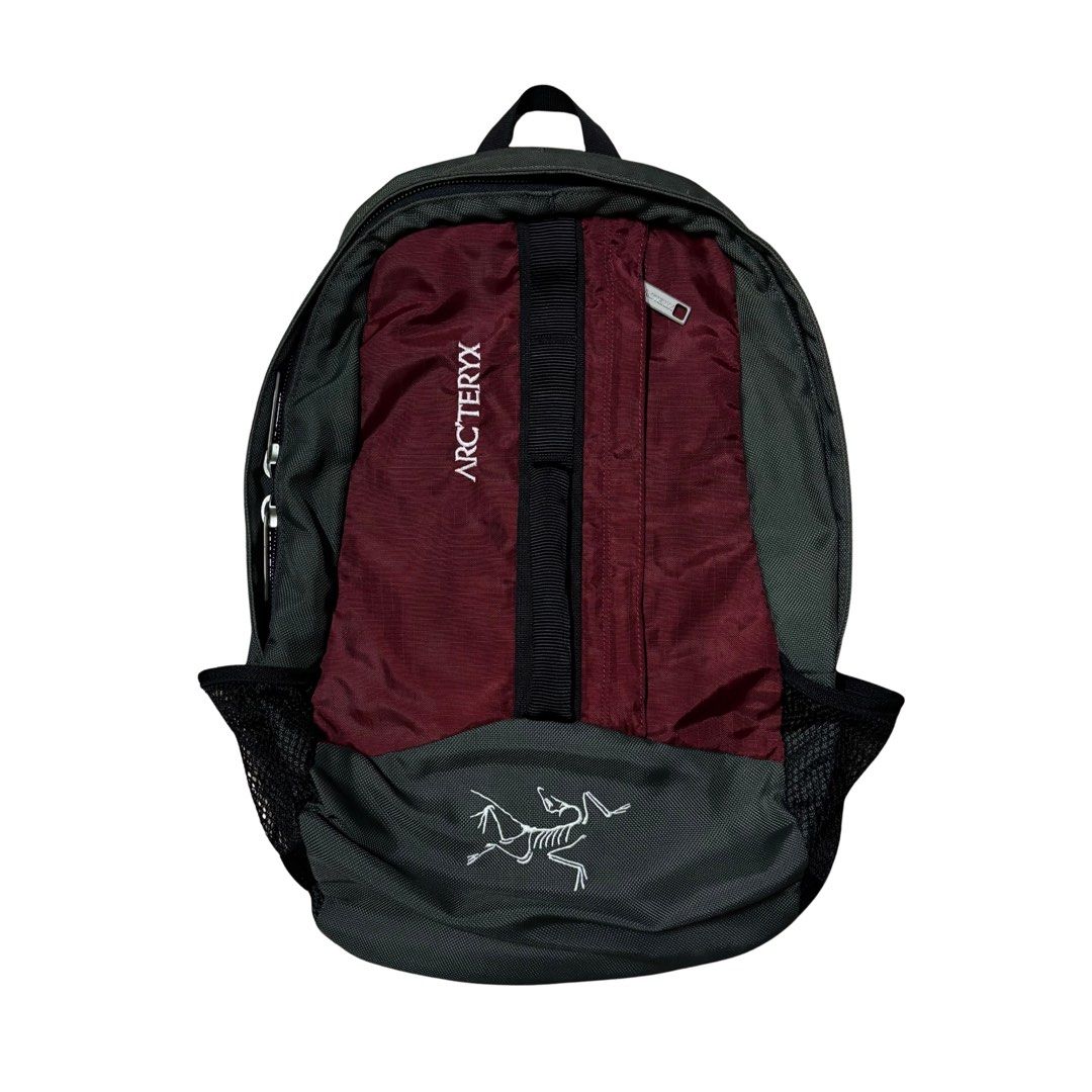 Vintage Arc’teryx Opal Backpack (Category: Backpacks) located in Muntinlupa City. Submitted by rtyfck (Listing ID 1467344423, Image 1). Description: Vintage Arc’teryx Opal Backpack Details : •Width : 14 •Length : 19 •Size : OS •Issue : sign of use , minimal bleed stains on arc’teryx spell out and mini logo on shoulder strap , slightly elevated zipper but still can close and open smoothly (dm for video📩) •Condition : Very Worn (vintage condition 