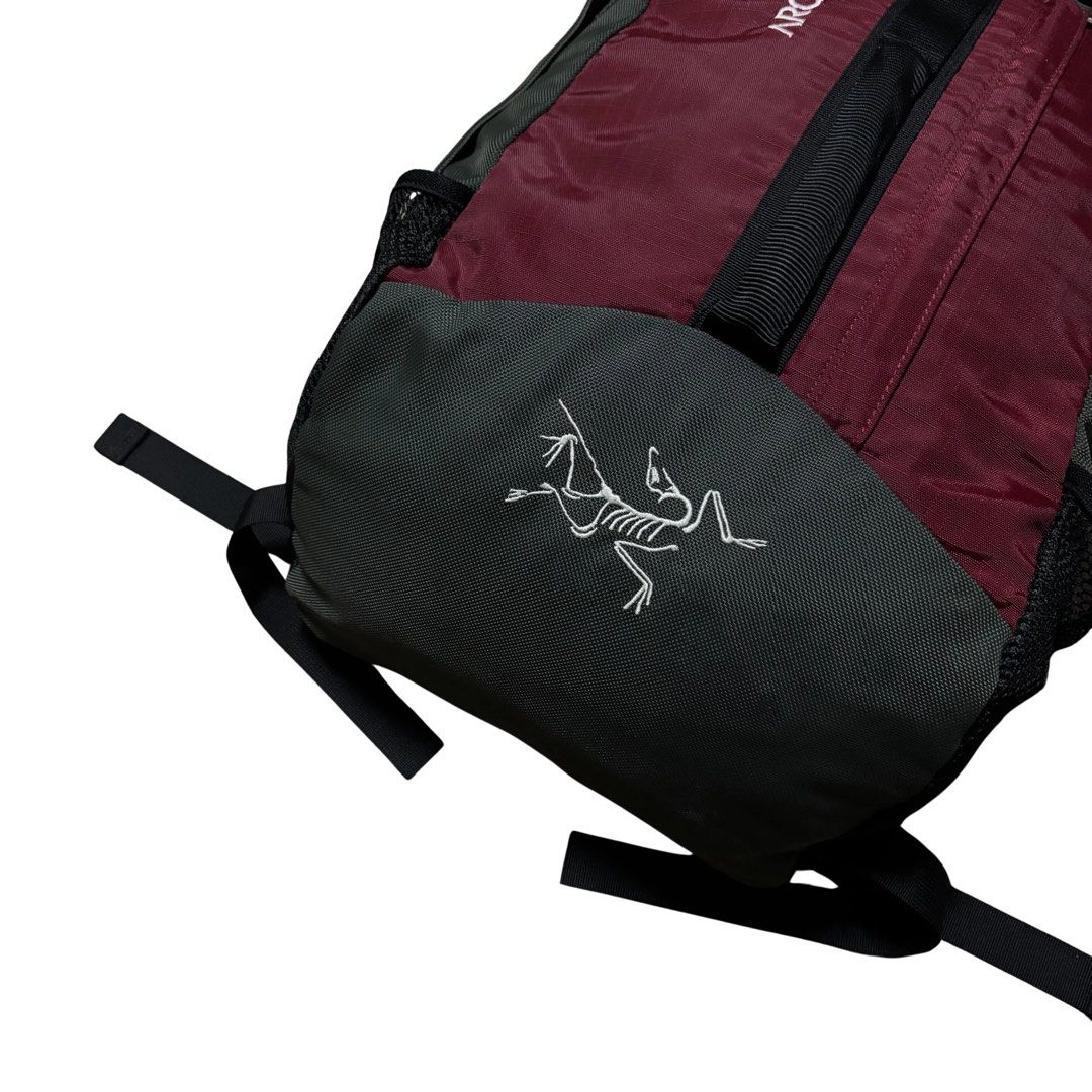 Vintage Arc’teryx Opal Backpack (Category: Backpacks) located in Muntinlupa City. Submitted by rtyfck (Listing ID 1467344423, Image 3). Description: Vintage Arc’teryx Opal Backpack Details : •Width : 14 •Length : 19 •Size : OS •Issue : sign of use , minimal bleed stains on arc’teryx spell out and mini logo on shoulder strap , slightly elevated zipper but still can close and open smoothly (dm for video📩) •Condition : Very Worn (vintage condition 