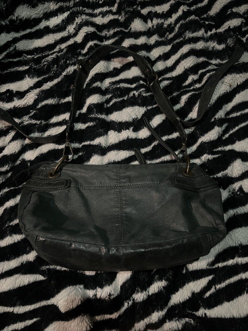 Vintage bag (no brand) (Category: Purses & Pouches) located in Manila. Submitted by badgalririi_ (Listing ID 1467319391, Image 3). Description: .