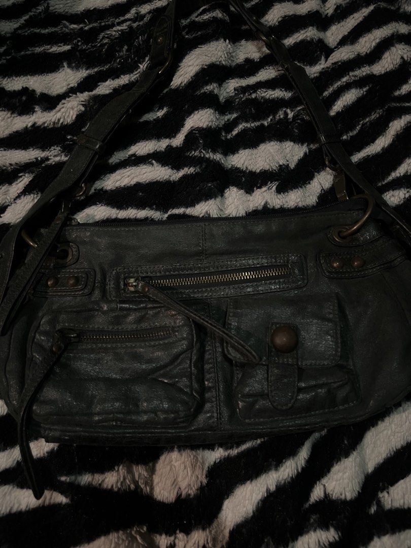 Vintage bag (no brand) (Category: Purses & Pouches) located in Manila. Submitted by badgalririi_ (Listing ID 1467319391, Image 2). Description: .