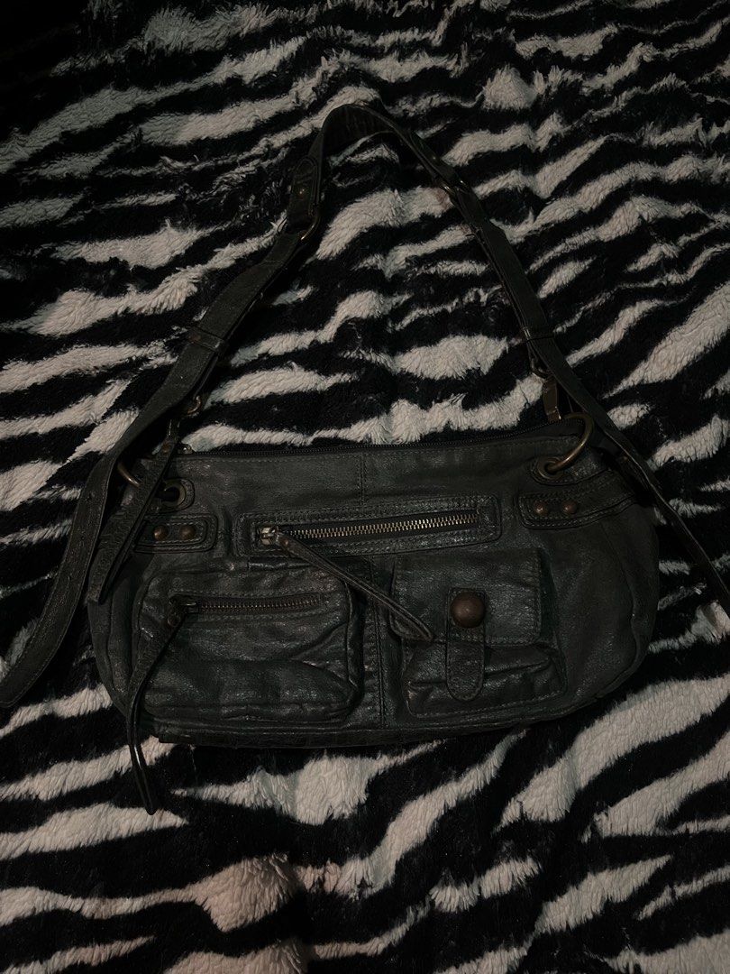 Vintage bag (no brand) (Category: Purses & Pouches) located in Manila. Submitted by badgalririi_ (Listing ID 1467319391, Image 1). Description: .