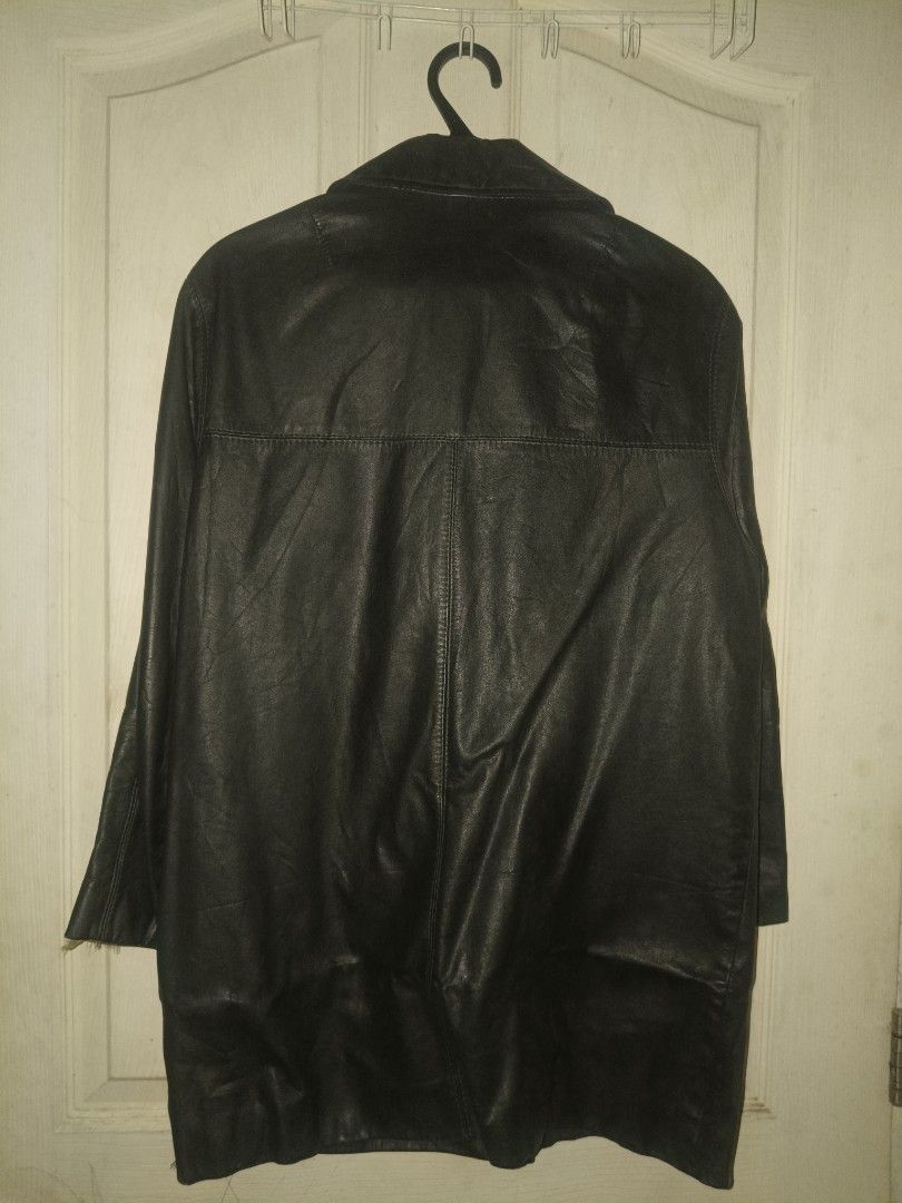 Vintage Black Leather Jacket (Category: Coats, Jackets and Outerwear) located in Bacoor. Submitted by knncze (Listing ID 1467204510, Image 3). Description: • thrifted, wore it ×2 • size tag: M • W×L - 18.5×30 • issue - interior stitches.