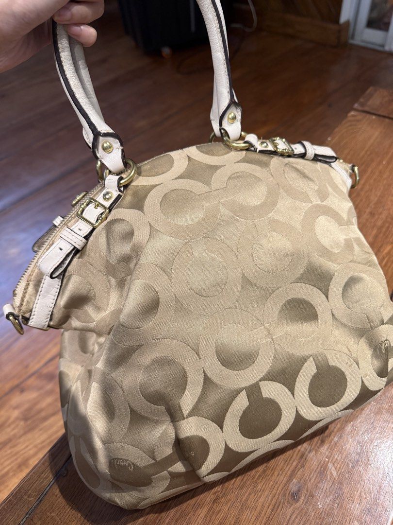 Vintage Coach Canvas (Category: Shoulder Bags) located in Manila. Submitted by ysabbela (Listing ID 1466827186, Image 2). Description: Vintage Coach Bag 📩 dm for more inquiries! - includes dust bag 📍Quezon City rfs: decluttering .