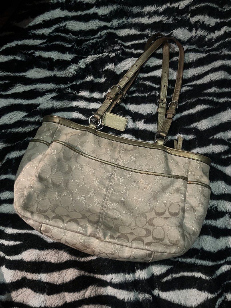 Vintage Coach tote bag (spacious) (Category: Tote Bags) located in Manila. Submitted by badgalririi_ (Listing ID 1467318378, Image 3). Description: no issue can fit ipad, tumbler can lower to 2.5k .
