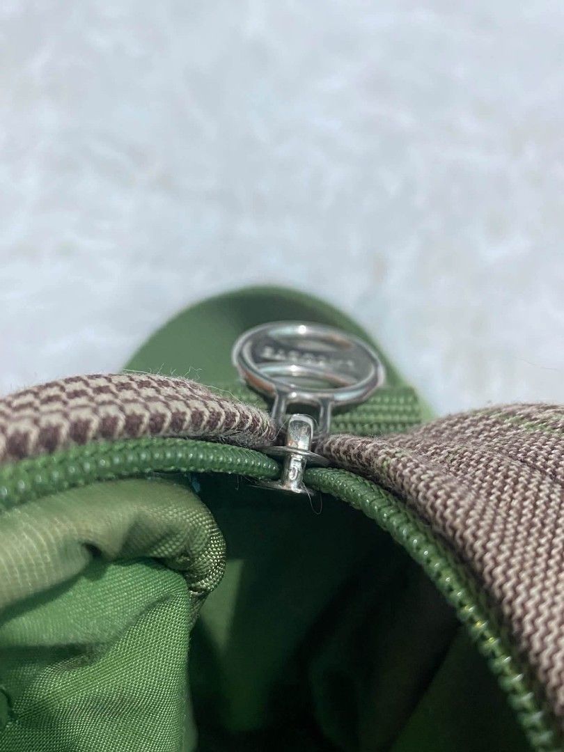 Vintage Lacoste (Category: Sling Bags) located in Bulacan. Submitted by supdoc (Listing ID 1467239940, Image 3). Description: Excellent Condition Issue: Minimal Unnotiecable Lints.