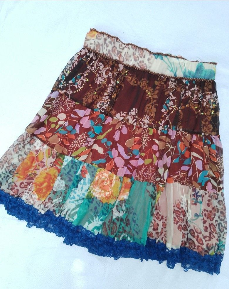vintage maxi skirt (Category: Skirts) located in Laur. Submitted by zystilo (Listing ID 1467193298, Image 3). Description: — 28" - 34" waistline — reworked — no issue.