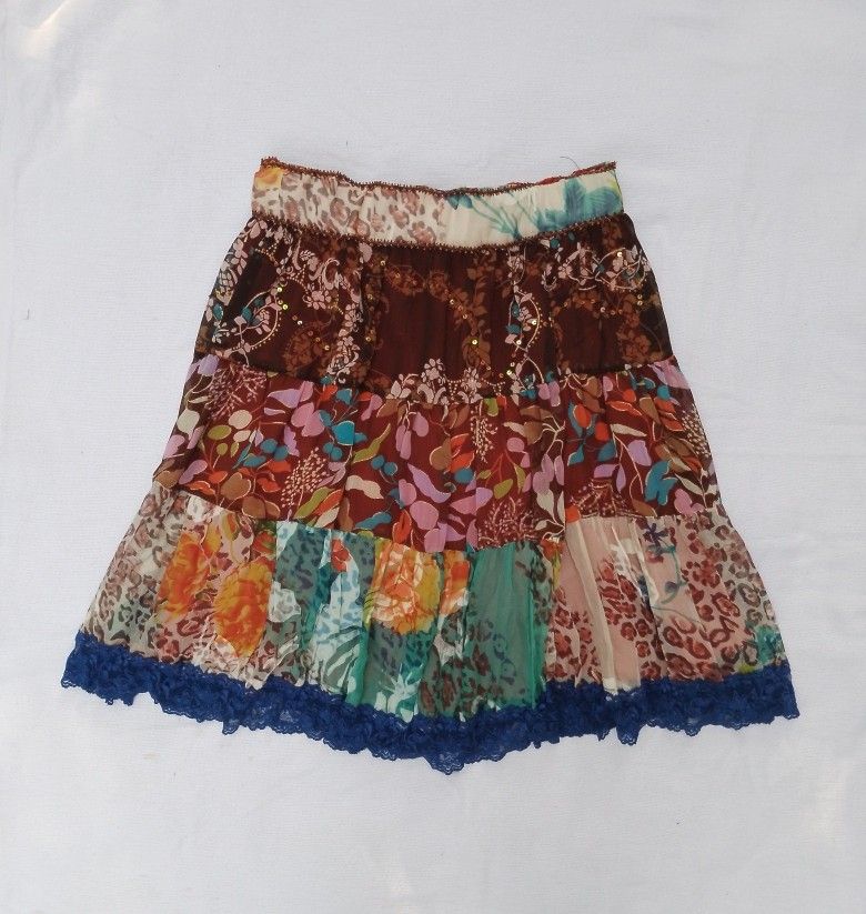 vintage maxi skirt (Category: Skirts) located in Laur. Submitted by zystilo (Listing ID 1467193298, Image 1). Description: — 28" - 34" waistline — reworked — no issue.