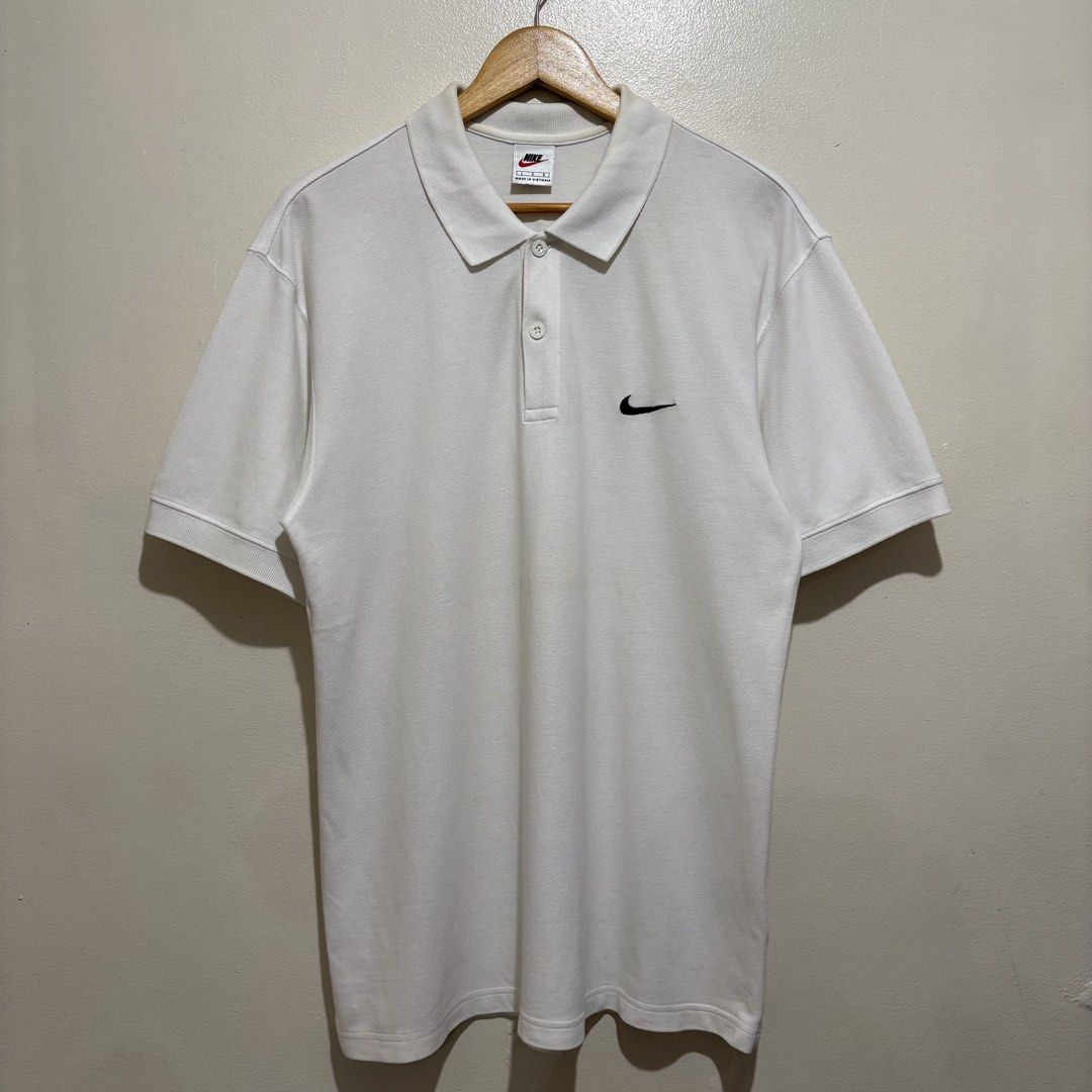 VINTAGE NIKE POLO SHIRT (Category: Tshirts & Polo Shirts ) located in Manila. Submitted by AauuStin (Listing ID 1467193853, Image 1). Description: •Large •W22 L30.5 •Good Condition .