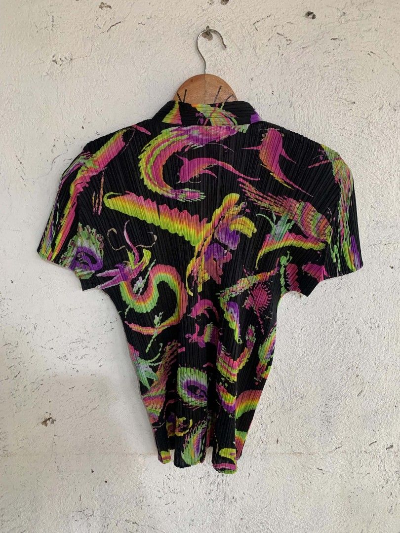 Pleats Please " ISSEY MIYAKE " (Category: Blouses) located in Manila. Submitted by louiseluch69680 (Listing ID 1467302429, Image 2). Description: Pleats Please " ISSEY MIYAKE" like new condition No flaws/issue size 4 on tag ✅ AUTHENTIC.
