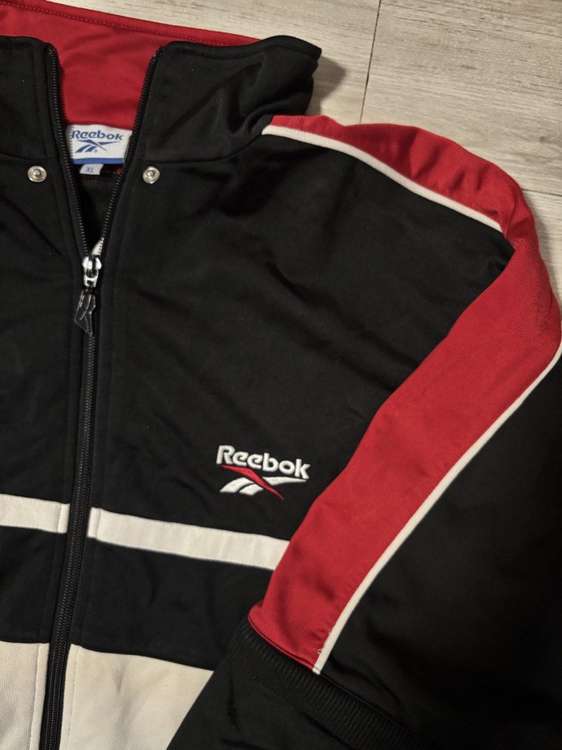 Vintage reebok (Category: Coats, Jackets and Outerwear) located in Cavite. Submitted by cesxyyylll (Listing ID 1467188331, Image 3). Description: Need wash Minimal stain issue .