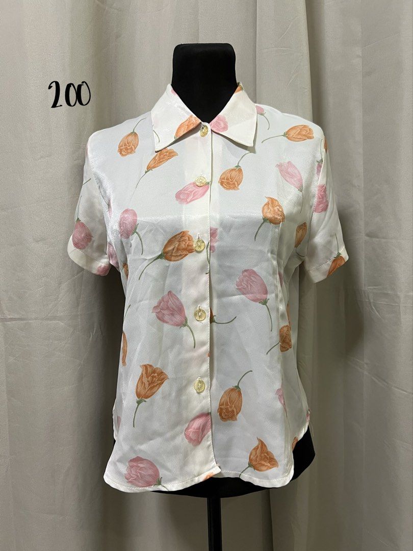 Vintage style button up blouse tulip print (Category: Blouses) located in Las Pinas. Submitted by jilanah (Listing ID 1467351259, Image 1). Description: .
