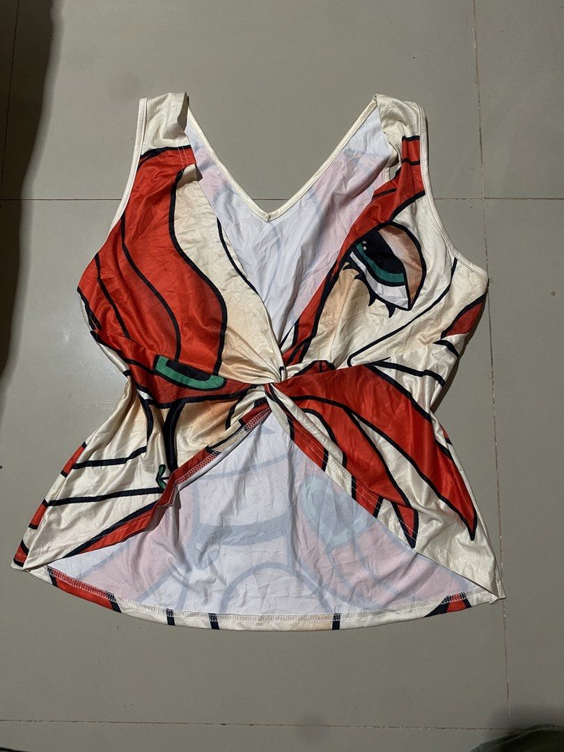 vintage y2k graphic tee (custo barcelona kinda top) (Category: Sleeveless) located in Manila. Submitted by cura.te (Listing ID 1467304993, Image 3). Description: M-L size.