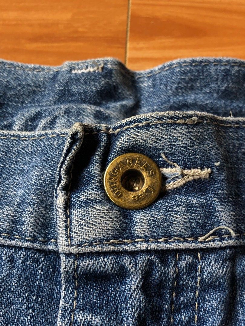 VINTAGE Y2K LEE JORTS (Category: Shorts) located in Baybay. Submitted by dathrifted (Listing ID 1467236295, Image 2). Description: VINTAGE Y2K LEE JORTS Waistline- 34 Length- 21 EXCELLENT CONDITION PM if Interested📩📩📩.