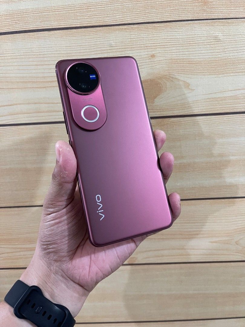 Vivo V50 5G (Category: Vivo) located in Daet. Submitted by obitozabala (Listing ID 1467183671, Image 1). Description: For sale or swap Vivo V50 5G IP68/69 Dust and water resistant Indisplay fingerprint scanner Diamond Shield Glass Protection 6.77 Inches Amoled screen 4500nits 4D Infinity Curved Screen 1080x2392 Resolution 1B Colors, HDR10+, 120hz Android 16/OriginOS 6 Snapdragon 7 Gen 3 (4nm) 2.63ghz 12gb+12gb LPDDR4x Ram 256gb UFS 2.2 Rom 50mp+5
