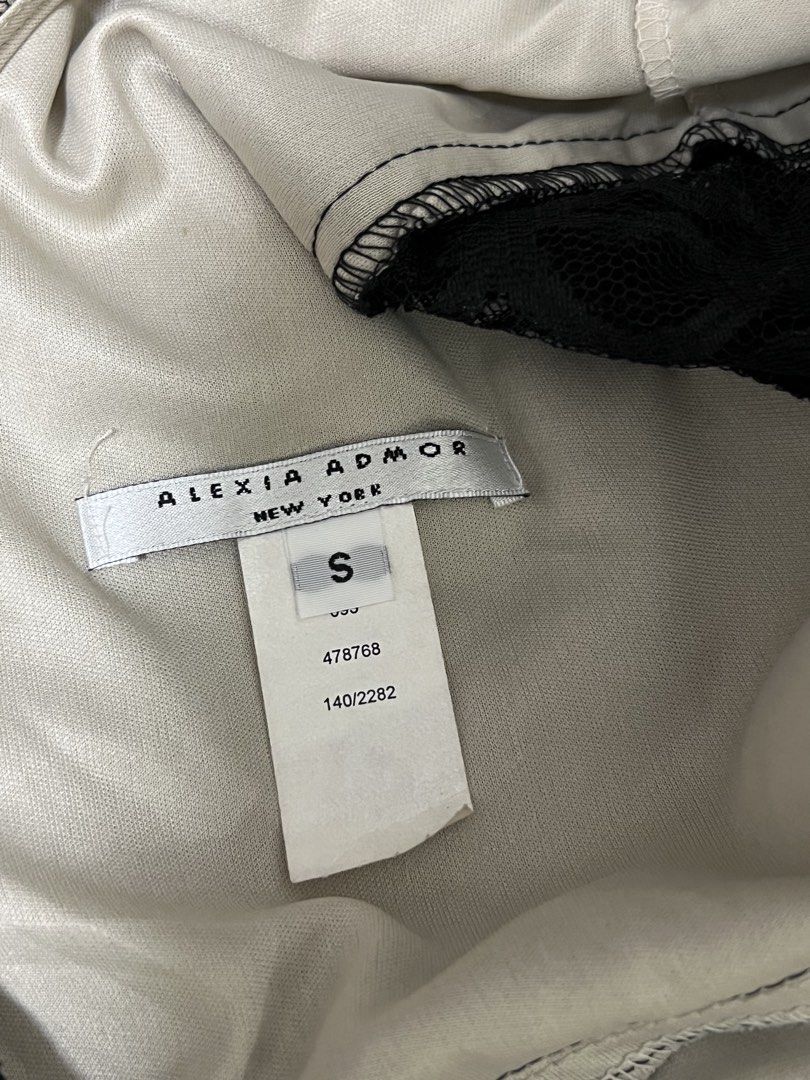 V-neck lace blouse (Category: Blouses) located in Las Pinas. Submitted by jilanah (Listing ID 1467353628, Image 3). Description: .