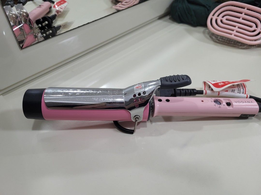 Vodana GlamWave Curling Iron Pink (Category: Hair) located in Manila. Submitted by mayakimlim18549 (Listing ID 1467255022, Image 1). Description: Vodana Glamwave Curler, From Olive Young Korea Condition: Good condition, barely used No original box included Rfs: Never really used it, barrel is too big for my length of hair :< Courier fee to be shouldered by buyer..